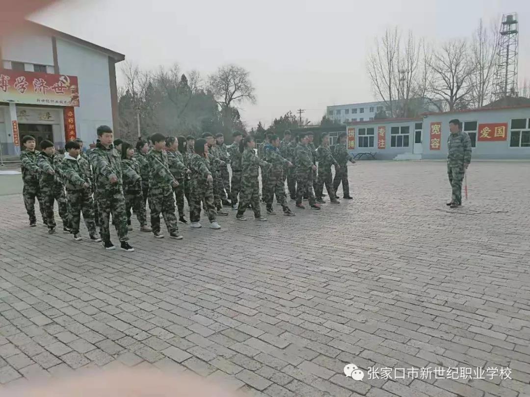 2019級(jí)新生軍訓(xùn)3.jpg