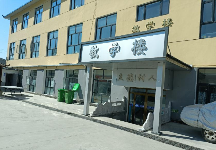 教學(xué)樓后門(mén)