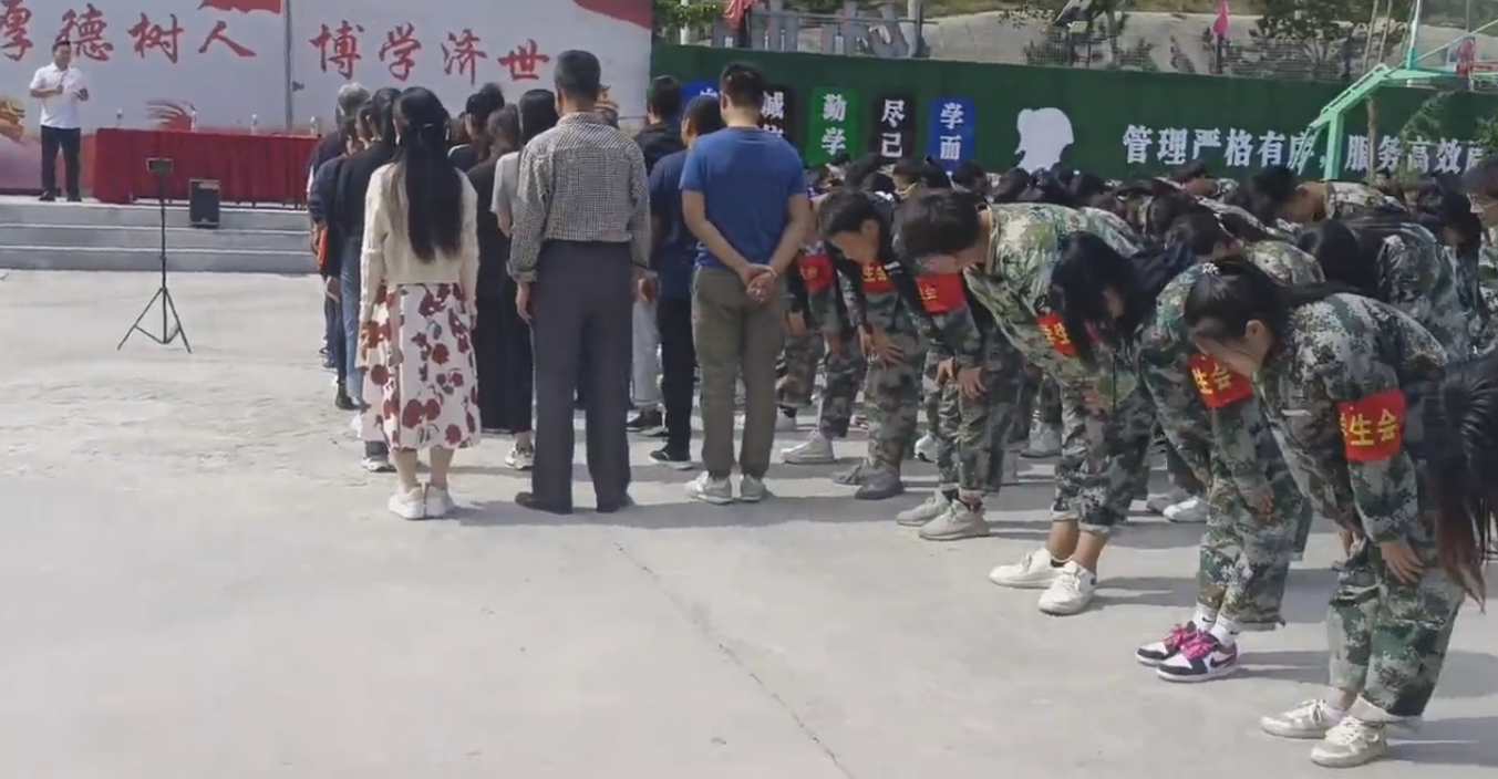 張家口市新世紀職業(yè)學校愛心公益捐助活動暨慶教師、中秋雙節(jié)表彰大會圓滿舉行